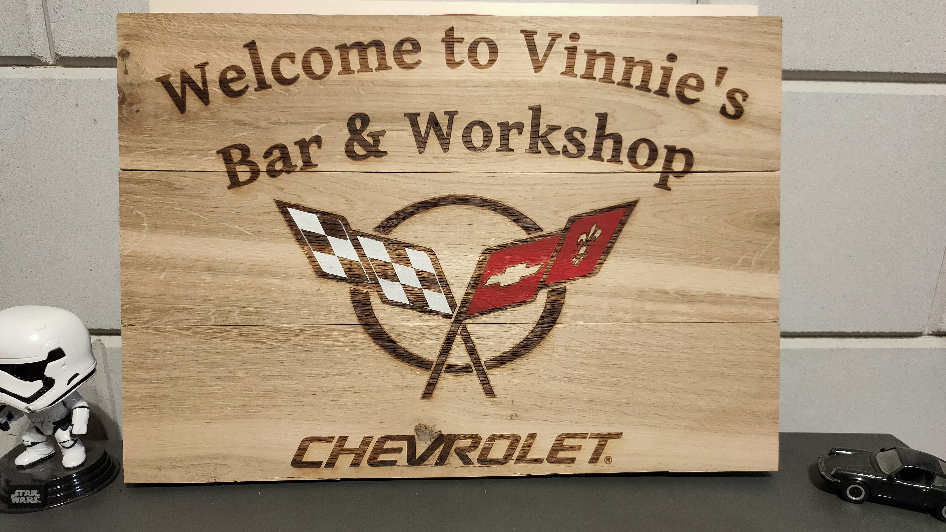 Mancave-bord, gegraveerd en geverfd