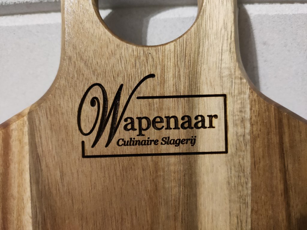 Logo op serveerplank van leisteen · 1