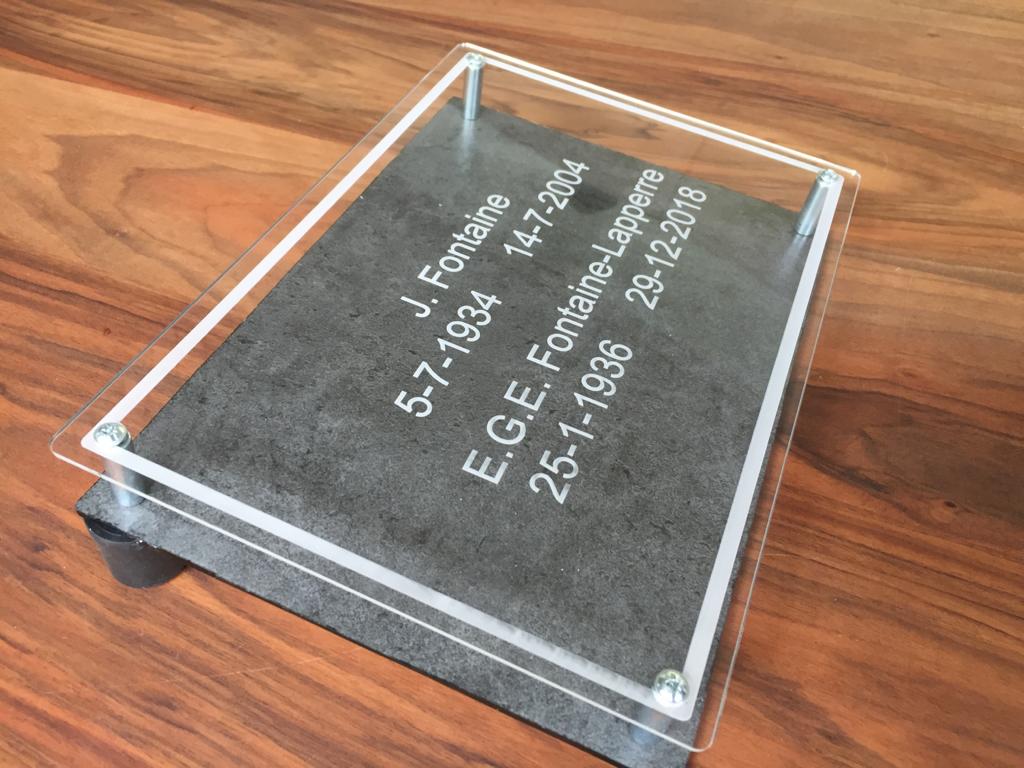 Gedenkplaat voor bij een graf